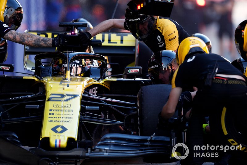 Nico Hulkenberg, Renault F1 Team R.S. 19 pit stop