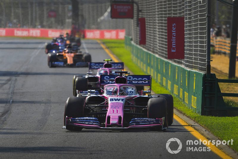 Sergio Perez, Racing Point RP19, precede Lance Stroll, Racing Point RP19, e Carlos Sainz Jr., McLaren MCL34