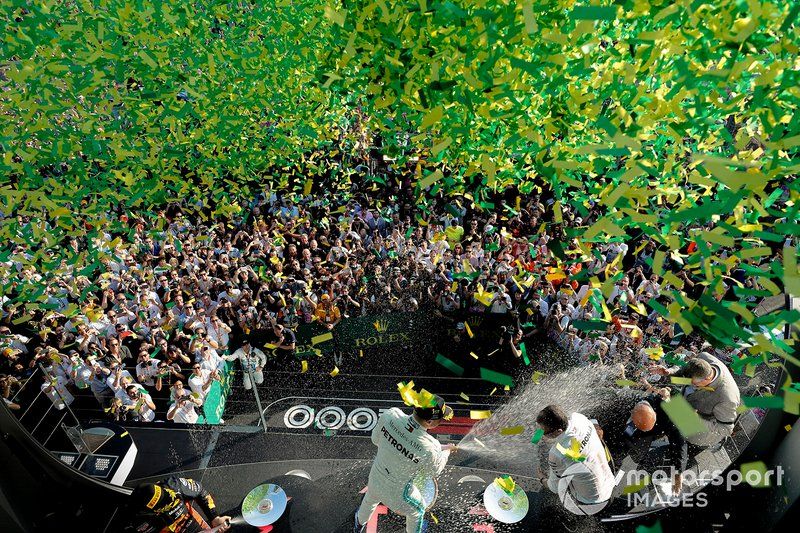 Podio: Valtteri Bottas, Mercedes AMG F1, Lewis Hamilton, Mercedes AMG F1 y Max Verstappen, Red Bull Racing
