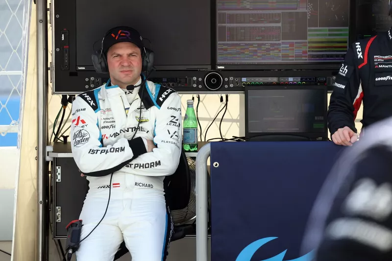 #92 Manthey 1St Phorm Porsche 911 GT3 R LMGT3 : Richard Lietz