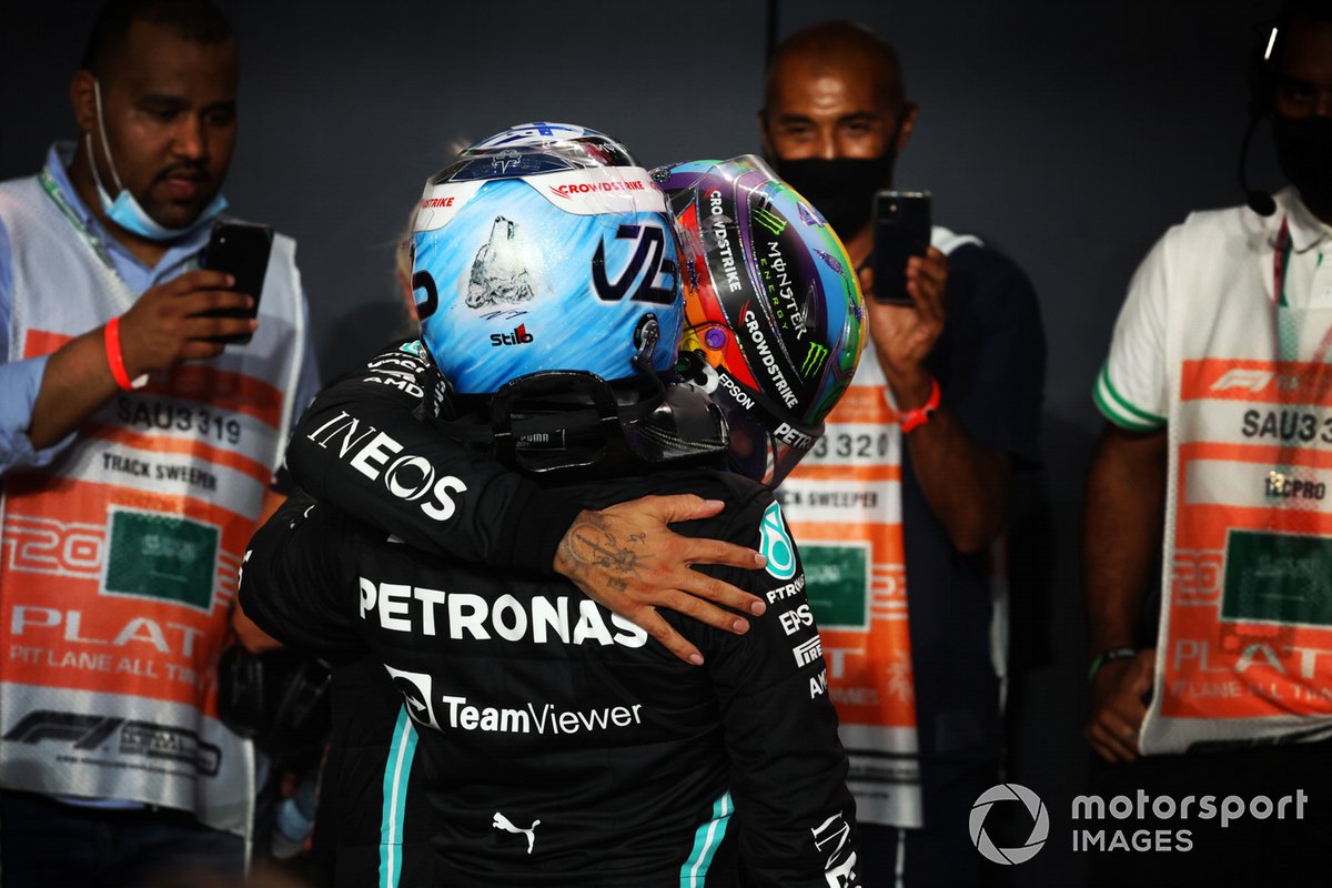 Tercer lugar Valtteri Bottas, Mercedes, y el ganador Lewis Hamilton, Mercedes, en Parc Ferme