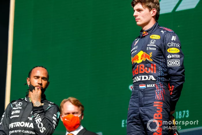 Podio: ganador Max Verstappen, Red Bull Racing, segundo lugar Lewis Hamilton, Mercedes