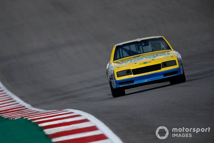 Daniel Ricciardo, McLaren, en el coche de Dale Earnhardt Wrangler Chevrolet Monte Carlo NASCAR de 1984