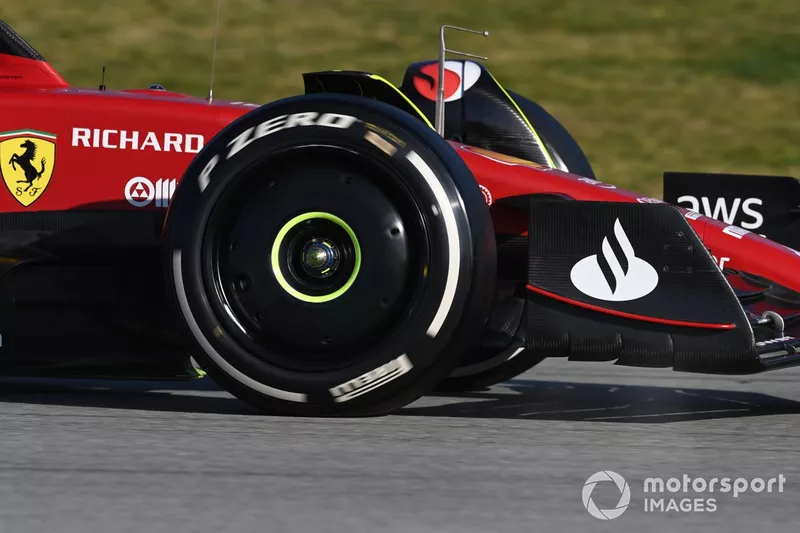 Gros plan sur l'avant de la Ferrari F1-75