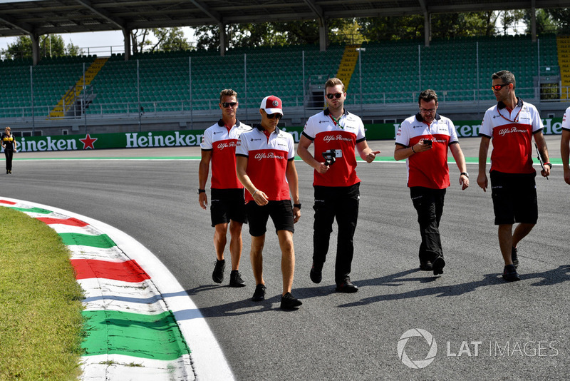 Marcus Ericsson, Sauber with his engineers on the track walk