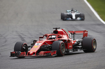 Sebastian Vettel, Ferrari SF71H, Lewis Hamilton, Mercedes AMG F1 W09
