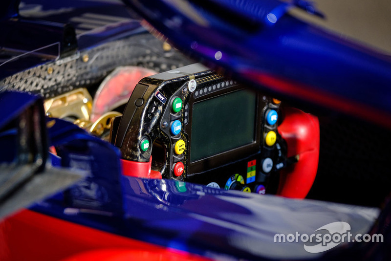 Vue détaillée du volant de la Toro Rosso STR13