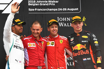 Podio: ganador de la carrera Sebastian Vettel, Ferrari, segundo lugar Lewis Hamilton, Mercedes AMG F1, tercer lugar Max Verstappen, Red Bull Racing