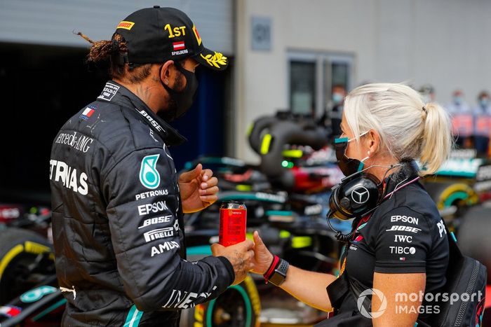 Ganador Lewis Hamilton, Mercedes-AMG Petronas F1 en parc ferme