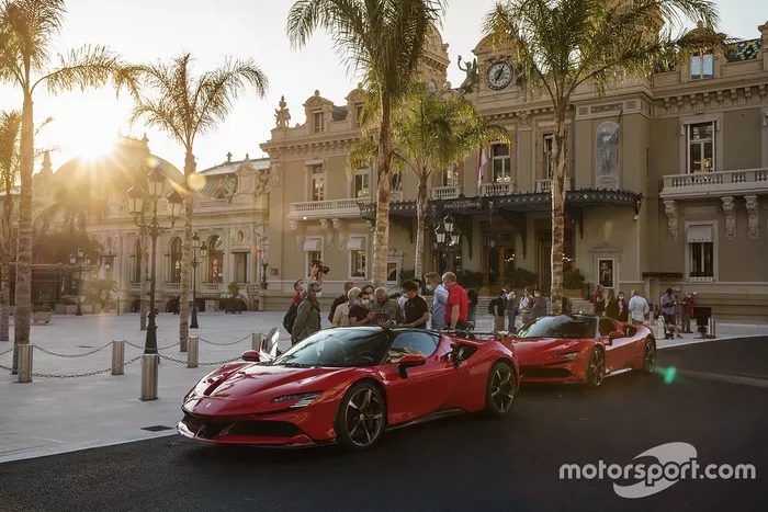 Claude Lelouch y Charles Leclerc, Ferrari SF90 Stradale