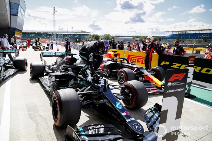 Pole Sitter Lewis Hamilton, Mercedes-AMG F1 festeggia nel Parc Ferme 