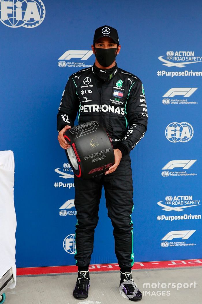Lewis Hamilton, Mercedes-AMG Petronas F1, celebra la pole position con el Trofeo Pirelli