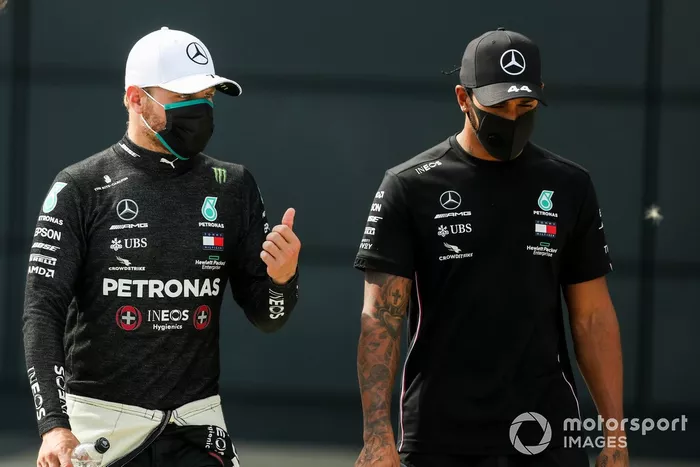 Ganador de la pole Valtteri Bottas, Mercedes AMG F1 y segundo puesto Lewis Hamilton, Mercedes AMG F1, en Parc Ferme