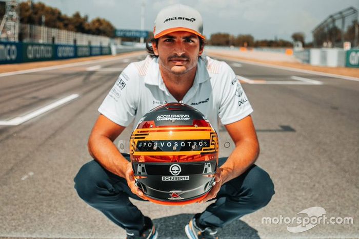 Carlos Sainz Jr, McLaren con su nuevo casco