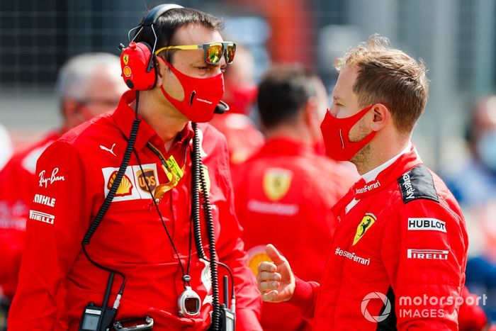 Sebastian Vettel, de Ferrari, habla con su ingeniero en la parrilla