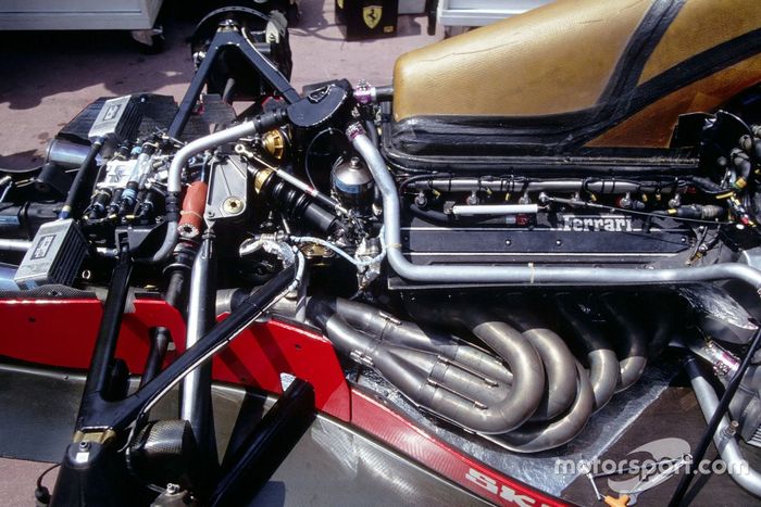 Detalle del motor y la suspensión trasera en un Ferrari F92A
