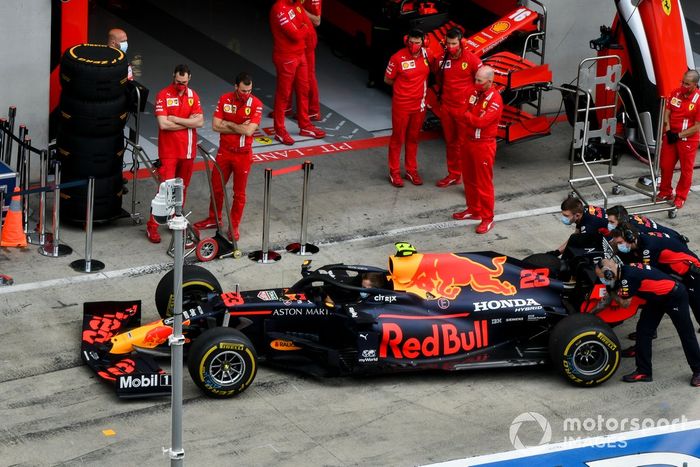 El coche de Alex Albon, Red Bull Racing RB16, en el pitlane