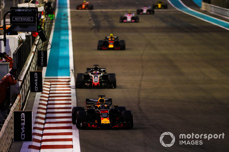 Daniel Ricciardo, Red Bull Racing RB14, Romain Grosjean, Haas F1 Team VF-18, y Max Verstappen, Red Bull Racing RB14