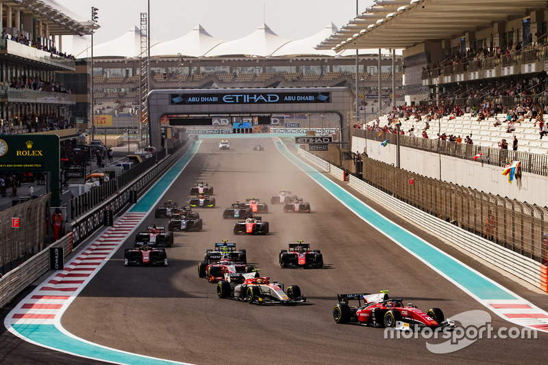 Antonio Fuoco, Charouz Racing System, devant Roberto Merhi, Campos Racing et le reste du peloton au départ