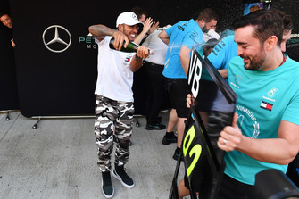 Race winner Lewis Hamilton, Mercedes AMG F1 celebrates with the champagne and the team