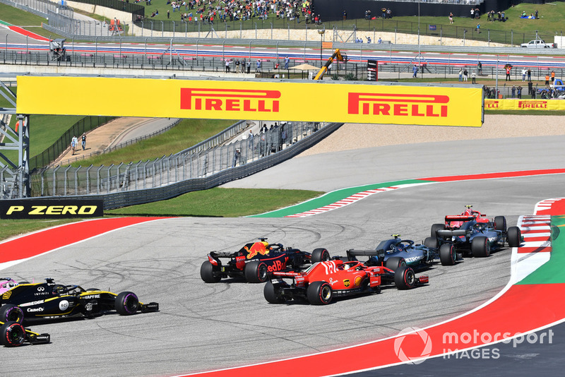Kimi Raikkonen, Ferrari SF71H leads Lewis Hamilton, Mercedes-AMG F1 W09 at the start of the race