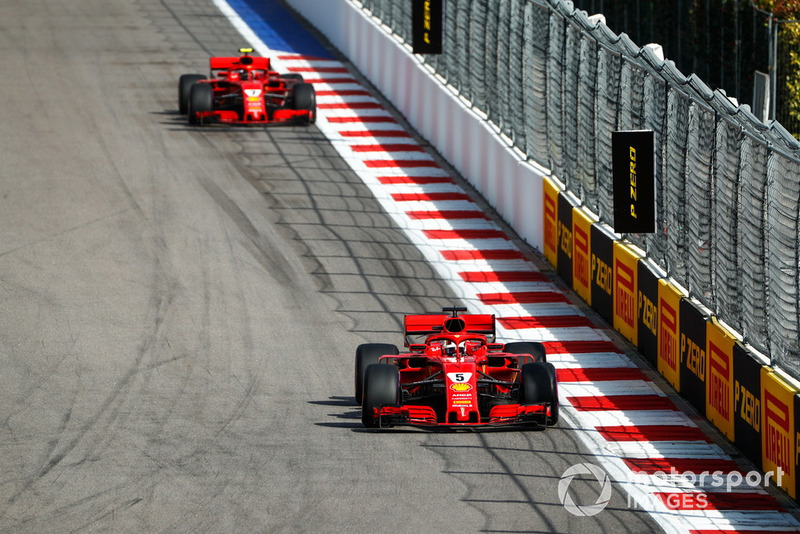 Sebastian Vettel, Ferrari SF71H, lidera a Kimi Raikkonen, Ferrari SF71H