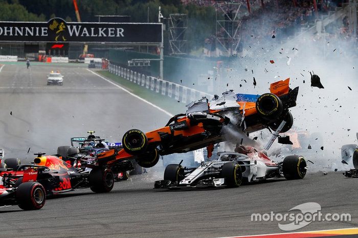 Fernando Alonso, McLaren MCL33, choca sobre Charles Leclerc, Alfa Romeo Sauber C37, Nico Hulkenberg, Renault Sport F1 Team R.S. 18, al inicio