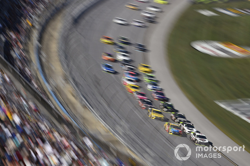 Kevin Harvick, Stewart-Haas Racing, Ford Fusion Jimmy John's and Kyle Busch, Joe Gibbs Racing, Toyota Camry M&M's