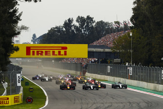 Lewis Hamilton, Mercedes AMG F1 W09, Daniel Ricciardo, Red Bull Racing RB14, Max Verstappen, Red Bull Racing RB14, Valtteri Bottas, Mercedes AMG F1 W09, Sebastian Vettel, Ferrari SF71H, Kimi Raikkonen, Ferrari SF71H, Nico Hulkenberg, Renault Sport F1 Team R.S. 18, Carlos Sainz Jr., Renault Sport F1 Team R.S. 18, and the rest of the field at the start