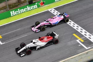 Marcus Ericsson, Sauber C37 en Esteban Ocon, Racing Point Force India VJM11 