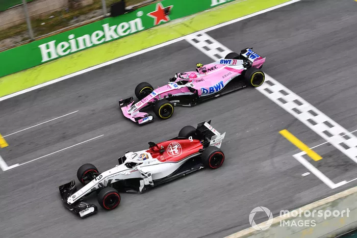 Marcus Ericsson, Sauber C37 y Esteban Ocon, Racing Point Force India VJM11 