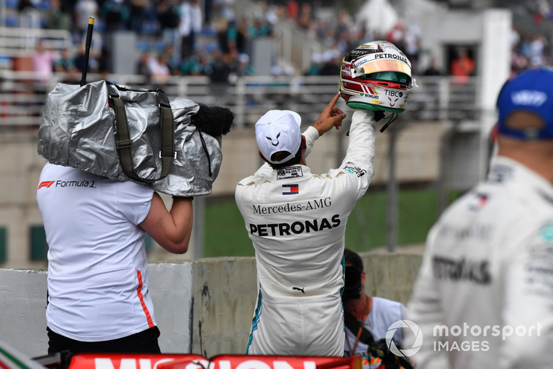 Pole sitter Lewis Hamilton, Mercedes AMG F1 festeggia in parco chiuso