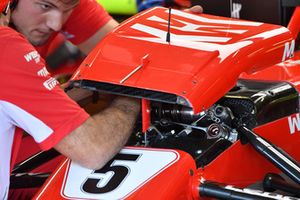 Mecánico de Ferrari ajusta la suspensión delantera Ferrari SF-71H.