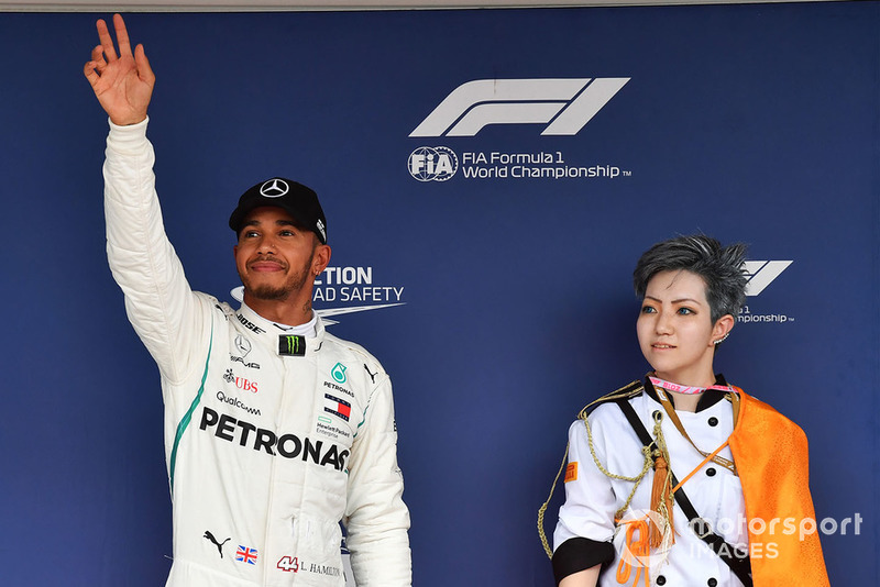Lewis Hamilton, Mercedes AMG F1, riceve il Pirelli Pole Position Award