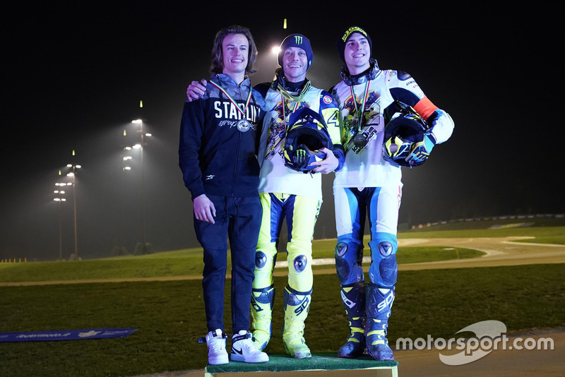 Valentino Rossi viert zijn overwinning met Nicolo Bulega en Lorenzo Baldassarri