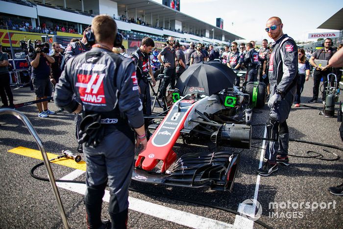 Ingenieros en el auto de Romain Grosjean, Haas F1 Team VF-18
