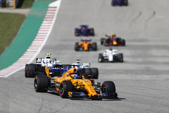 Fernando Alonso, McLaren MCL33, devant Sergey Sirotkin, Williams FW41, Lance Stroll, Williams FW41, et le reste du peloton