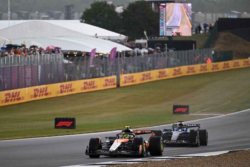 Lando Norris, McLaren, Alexander Albon, Williams