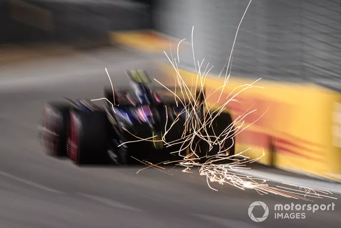 Yuki Tsunoda salta chispas, RB F1 Team VCARB 01