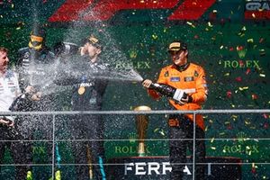 Oscar Piastri, McLaren MCL38, 3ª posición, rocía champán en celebración