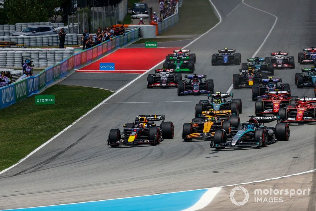 George Russell, Mercedes F1 W15, Lando Norris, McLaren MCL38, Max Verstappen, Red Bull Racing RB20, Charles Leclerc, Ferrari SF-24, Carlos Sainz, Ferrari SF-24, Lewis Hamilton, Mercedes F1 W15, reszta stawki na starcie.