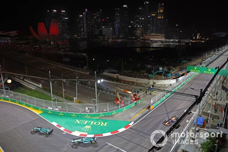 Lance Stroll, Aston Martin AMR24, Fernando Alonso, Aston Martin AMR24, Sergio Perez, Red Bull Racing RB20