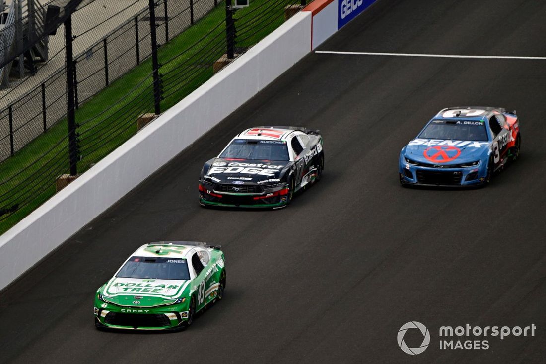 Erik Jones, LEGACY MOTOR CLUB, Dollar Tree Toyota Camry y Chris Buescher, RFK Racing, Castrol Edge Ford Mustang