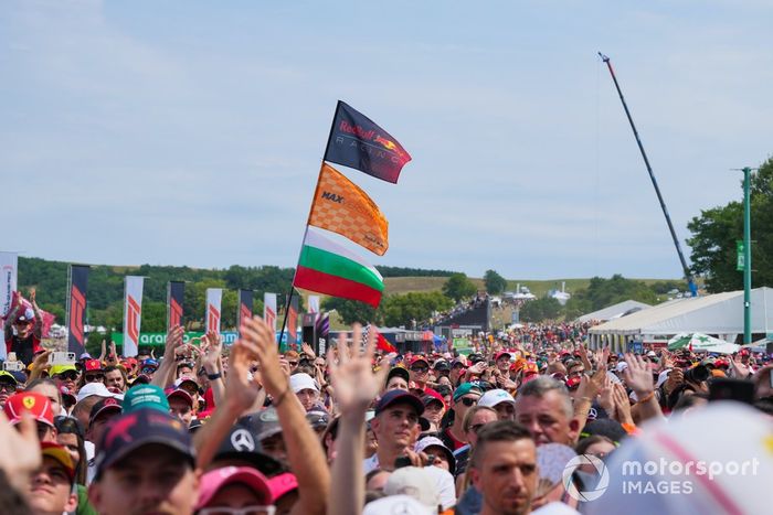 Los aficionados ven en escena a Kevin Magnussen, Haas F1 Team, Nico Hulkenberg, Haas F1 Team