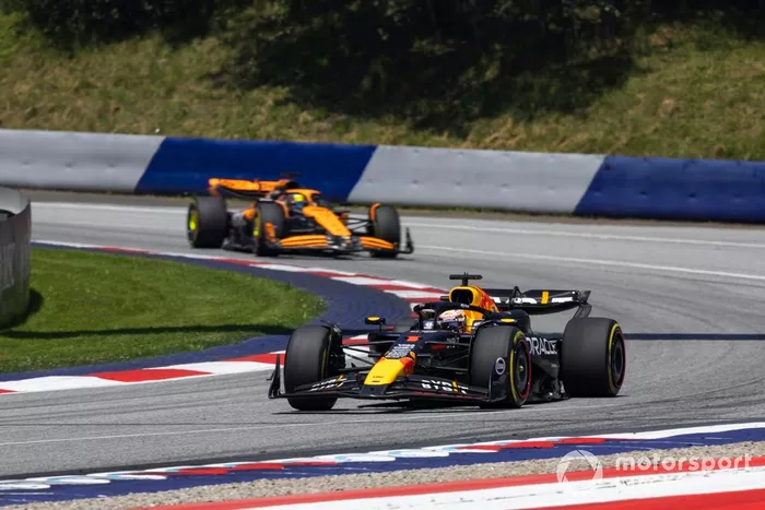 Max Verstappen, Red Bull Racing RB20, Oscar Piastri, McLaren MCL38