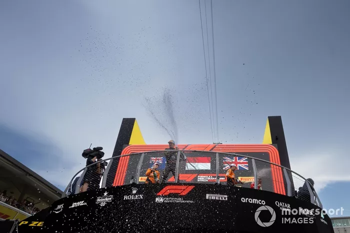 Charles Leclerc, Scuderia Ferrari, 1ª posición, rocía Champán desde el podio