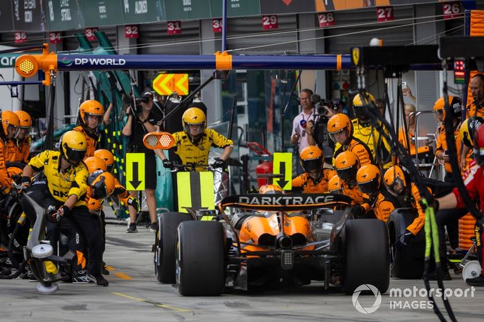 Oscar Piastri, McLaren MCL38, hace una parada en boxes