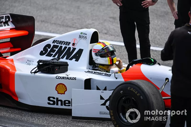 Sebastian Vettel conduit la McLaren MP4/8 d'Ayrton Senna