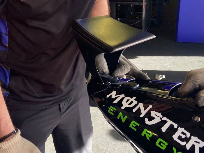 Detalle de la moto de Yamaha M1 con el nuevo alerón en el colín