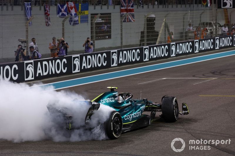 Sebastian Vettel, Aston Martin AMR22, realiza donuts en la parrilla al final de la carrera para celebrar su retirada